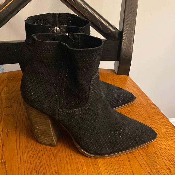 Vince Camuto Shoes - Vince Camuto size 7 black nubuck booties